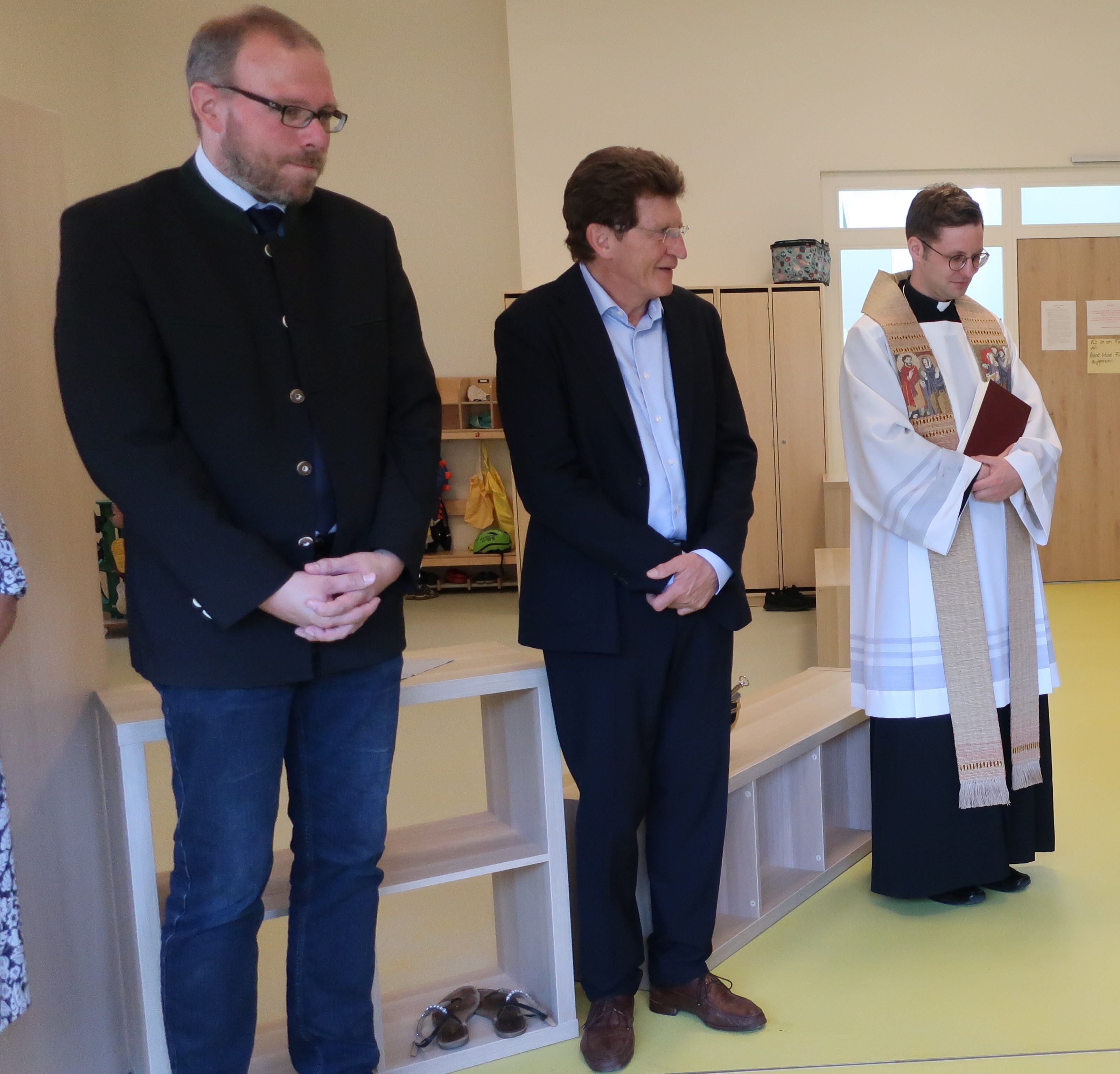 Im Bild (von links): Erster Bürgermeister Jürgen Gilg, Stimmkreisabgeordneter Georg Winter und Pfarrer Benedikt Huber in der Kindertagesstätte Stettenhofen „Jesus der Gute Hirte“. Foto: Melanie Heindl-Pröll